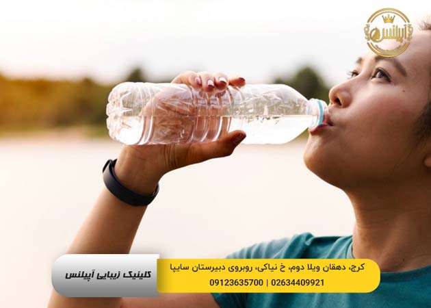 آب خوردن زن برای لاغری